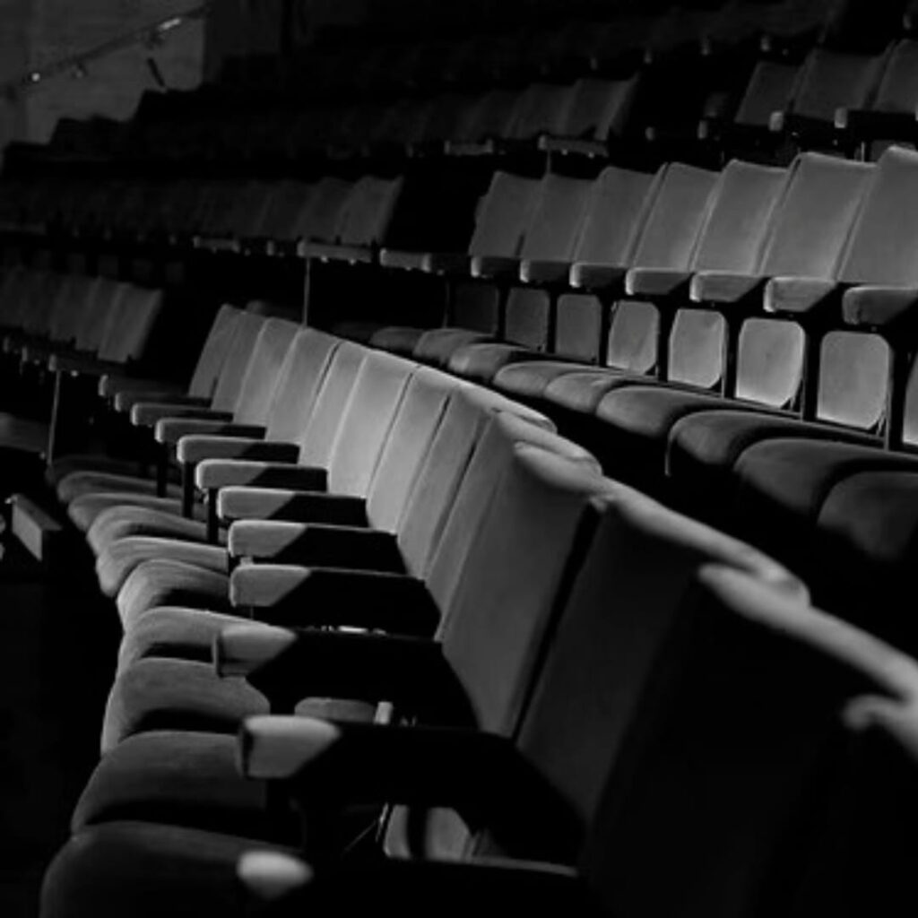 Perdenin Yerini Ekran Aldı: Sinemanın Dijital Yalnızlığı